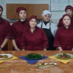 Першокурсники-кухарі вдосконалюють майстерність приготування страв із риби під керівництвом Валентини Ящук